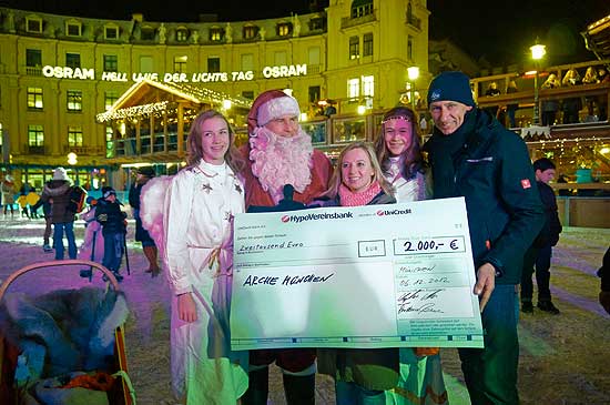 Am Ende des Nikolaus-Abends beim Münchner Eiszauber gab es einen Scheck i.H.v. € 2.000 für die Arche München  (©Foto: Martin Schmitz)